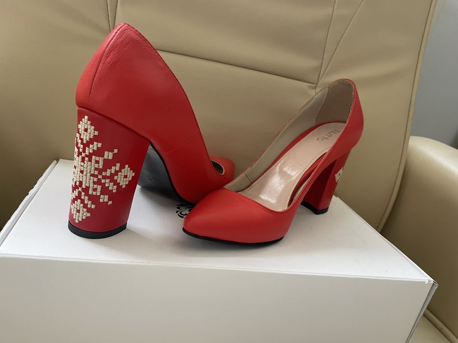 Pantofi iutta noi , rosii cu broderie, piele, 36