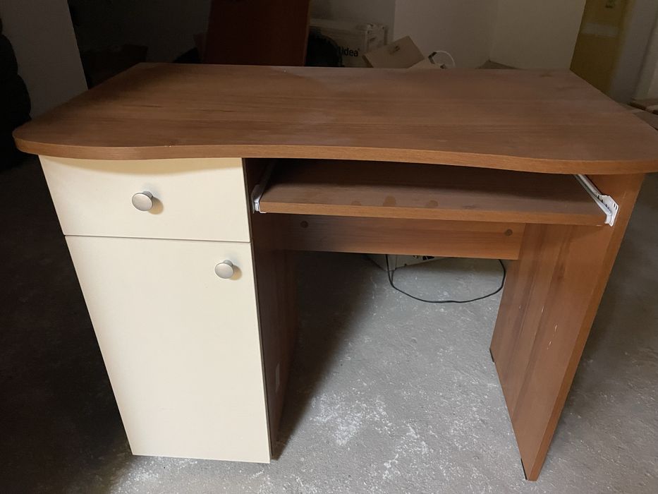 ПРОДАВАМ МНОГО СПЕШНО! Ученическо бюро в прекрасно състояние