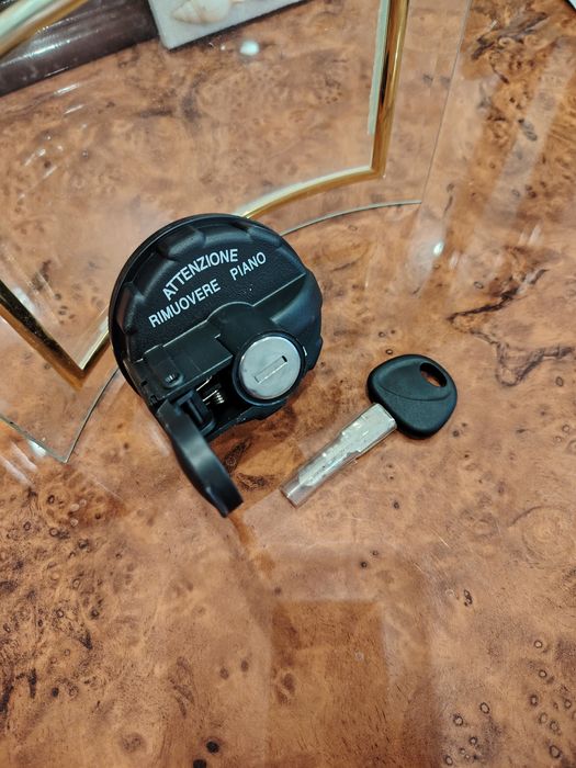 Продам крышку бензобака с ключом