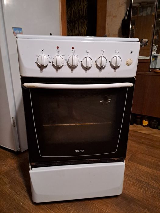 Газовая плита с электродуховкой в рабочем состоянии.