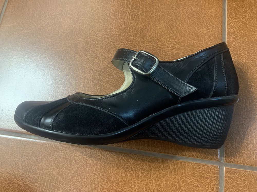 Vand pantofi eleganti negrii, din piele, marimea 36, talpa ortopedica