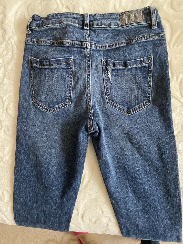 Blugi Zara.