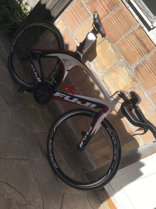 Карбонов шосеен велосипед Fuji
