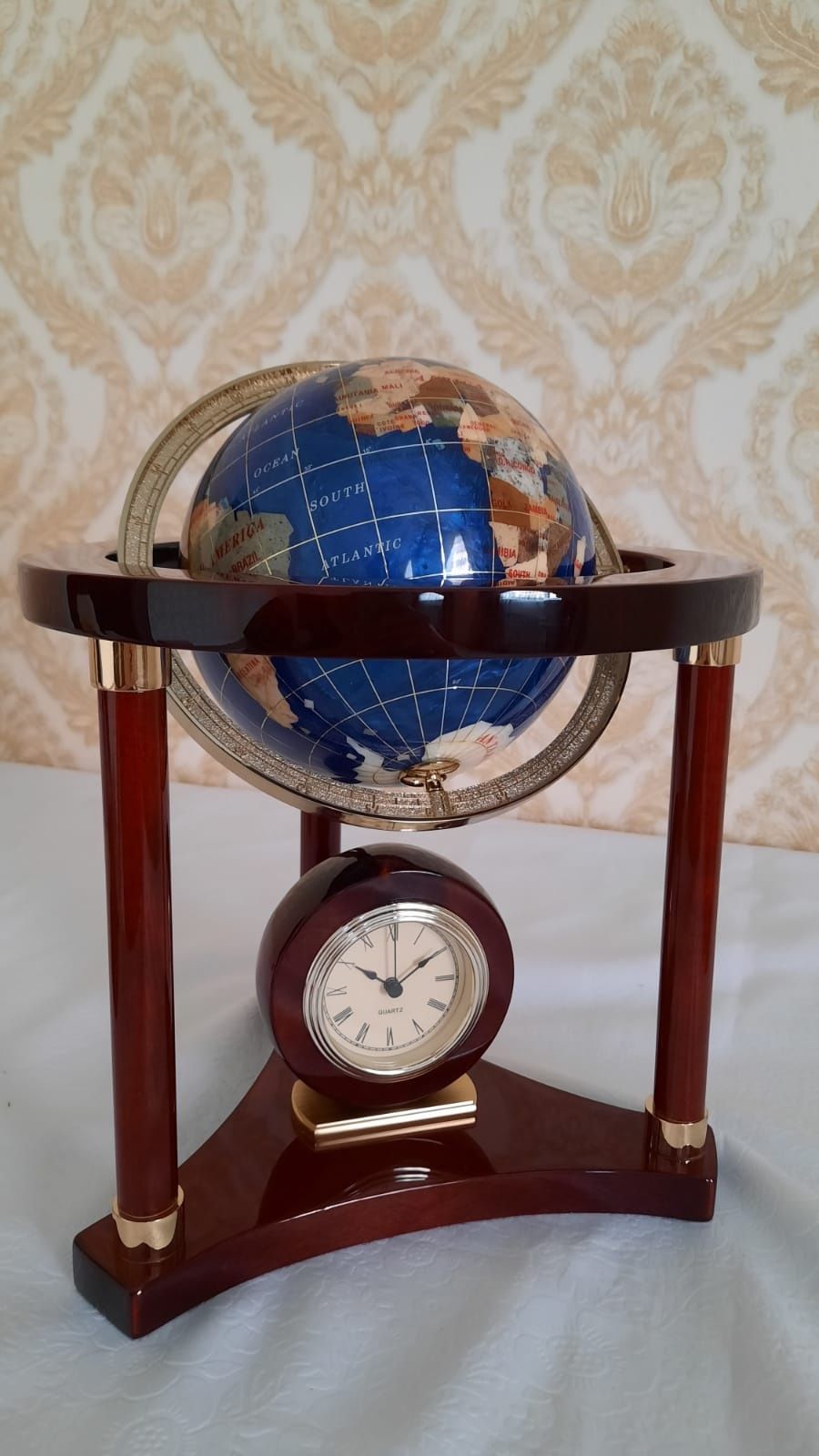 Часы с глобусом, прекрасно впишется в интерьер дома или офиса.