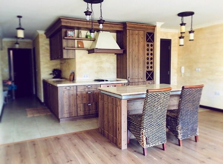 Дава се под наем Двустаен апартамент в Бургас, Център - 97 кв.м за 714 € - Снимка #1