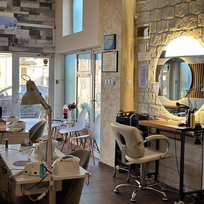Салон за красота отдава под наем Фризьорско място