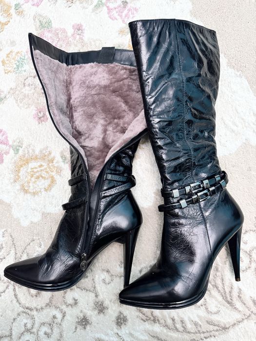 Черные лакированные сапоги