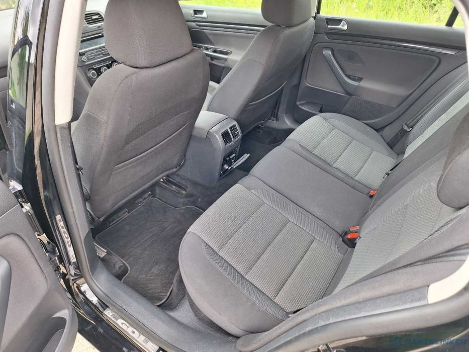 Dezmembrez Volkswagen Golf (AJ5) Variant 1.6 TDI CAYC 2010
