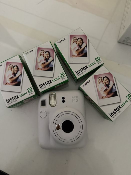 Instax mini 12 (белый) + 4 упаковки картриджи