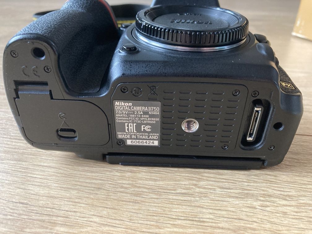 Aparat foto full-frame Nikon D750 ca nou