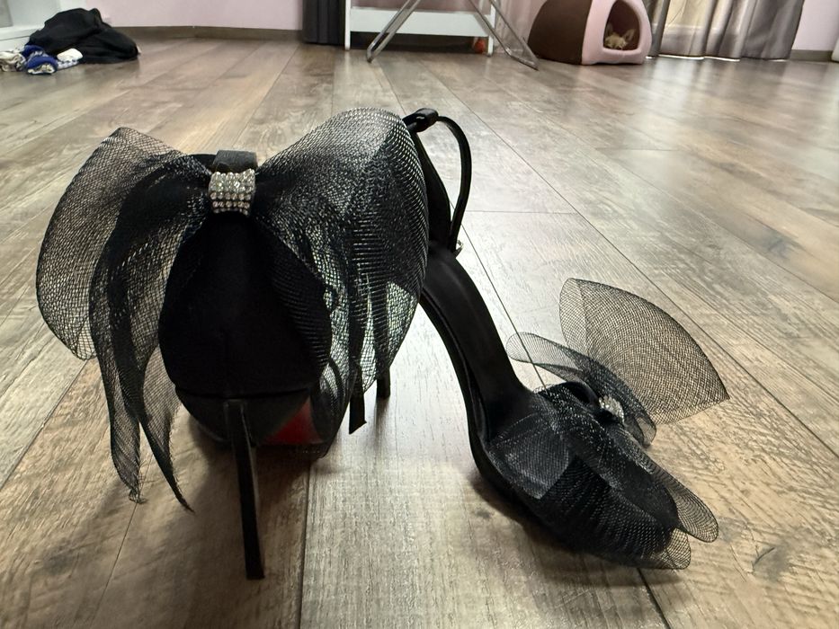 Стилни дамски обувки на ток с червена подменка