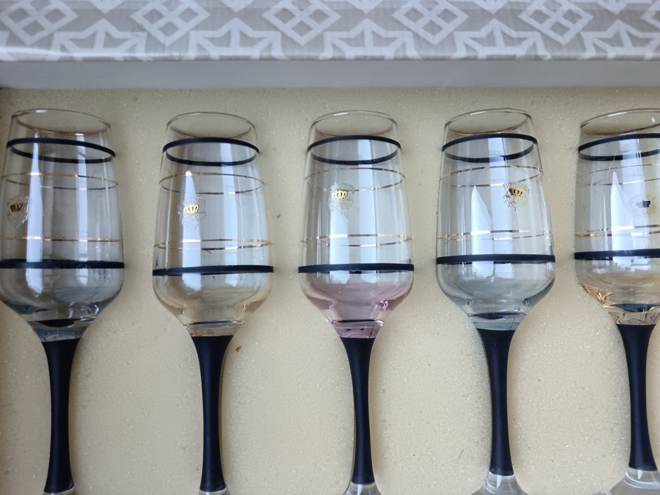 2 комплекта чисто нови чаши за вино Бохемия