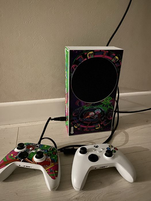 Обменяю Xbox series s с 2 геймпадами