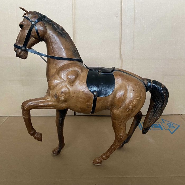 Figurina / Statueta Vintage Cal din piele