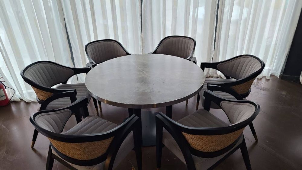 Стол со стульями