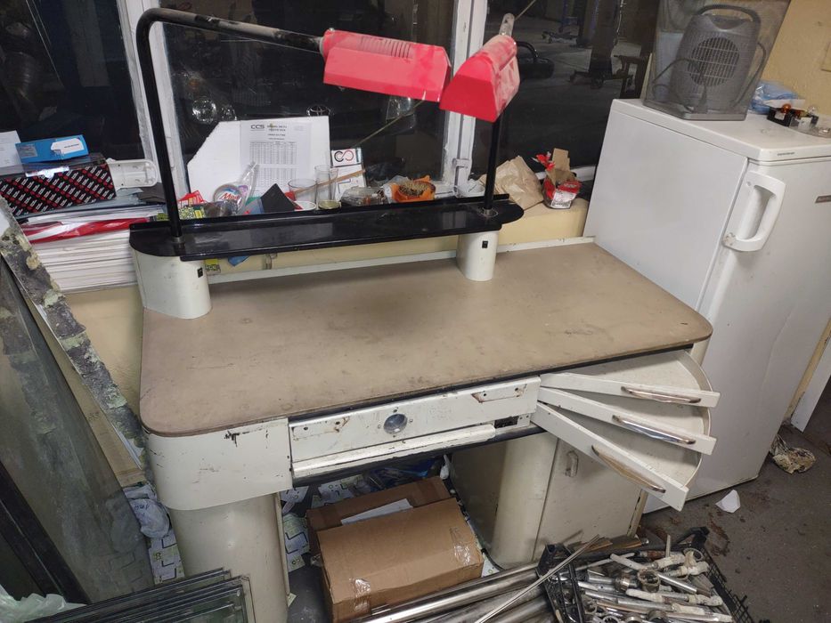 Старо метално зъботехническо бюро с плот от камък и лампи