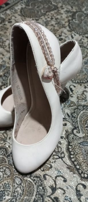 Kelinlik tufli kiyilgan