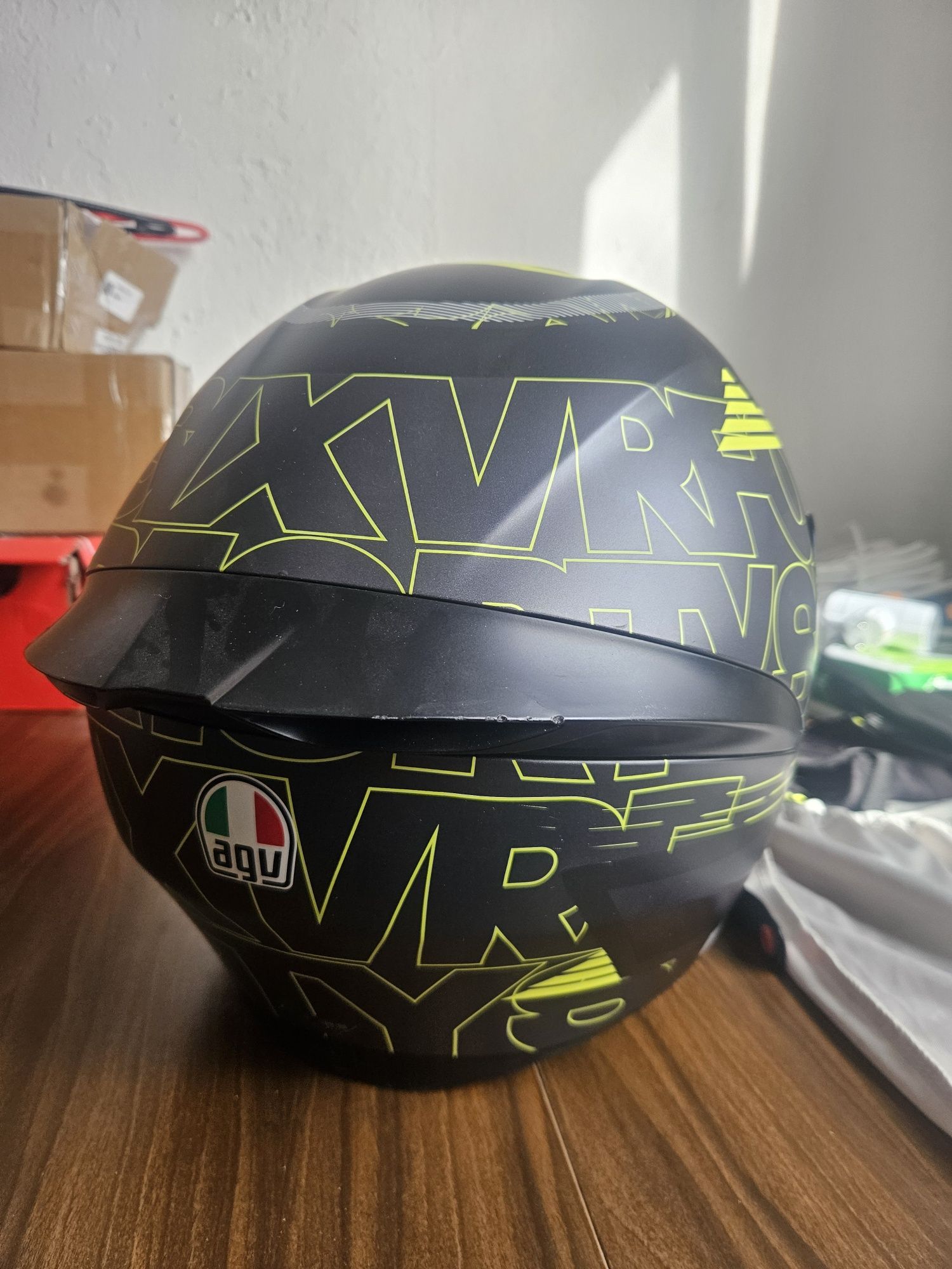 AGV каска, ръкавици, текстилено яке и покривало за мотор.
