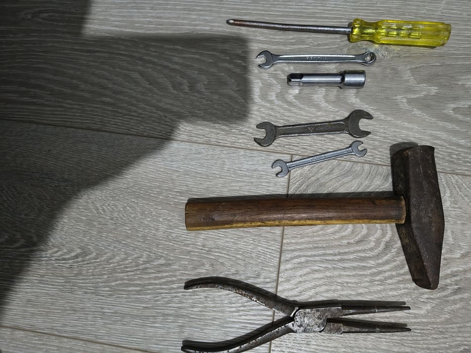 Cutie plus scule si unelte