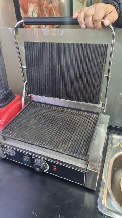 Продаю профессиональную грильницу (контактный гриль)