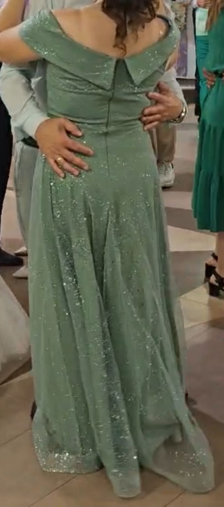 Официална рокля светло зелен цвят