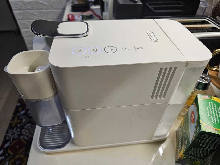 Espressor capsule Nespresso Lattissima One  cu spumare lapte ca NOU