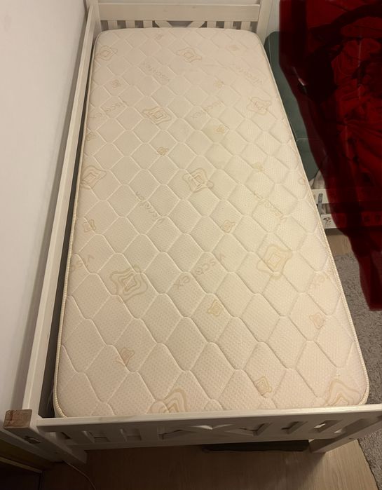 Pat 90x200 , saltea inclusa . In stare impecabila
