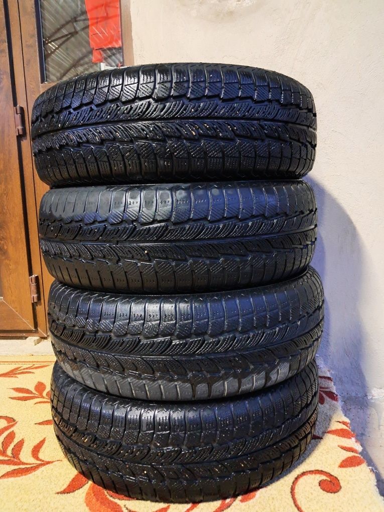 Почти новый 185/65 R14зимный болон