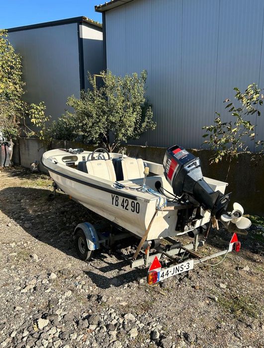 Barcă cu motor (50 cp). In stare foarte bună,merită văzută
