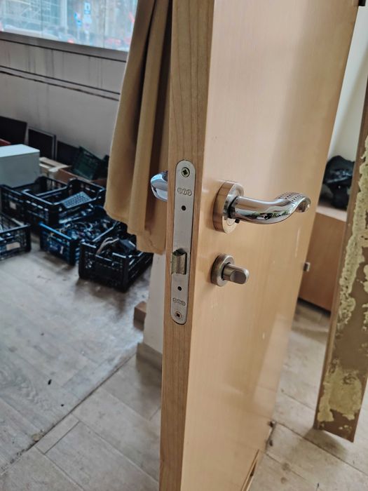 Спешно!Врати за баня.Качествени.Комплект.