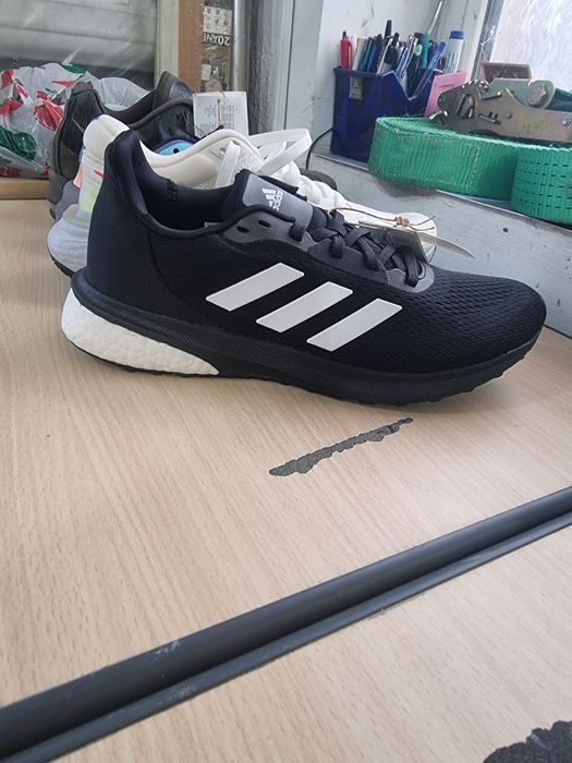 Donez adidasi noi originali DOAR PT PICIORUL DREPT