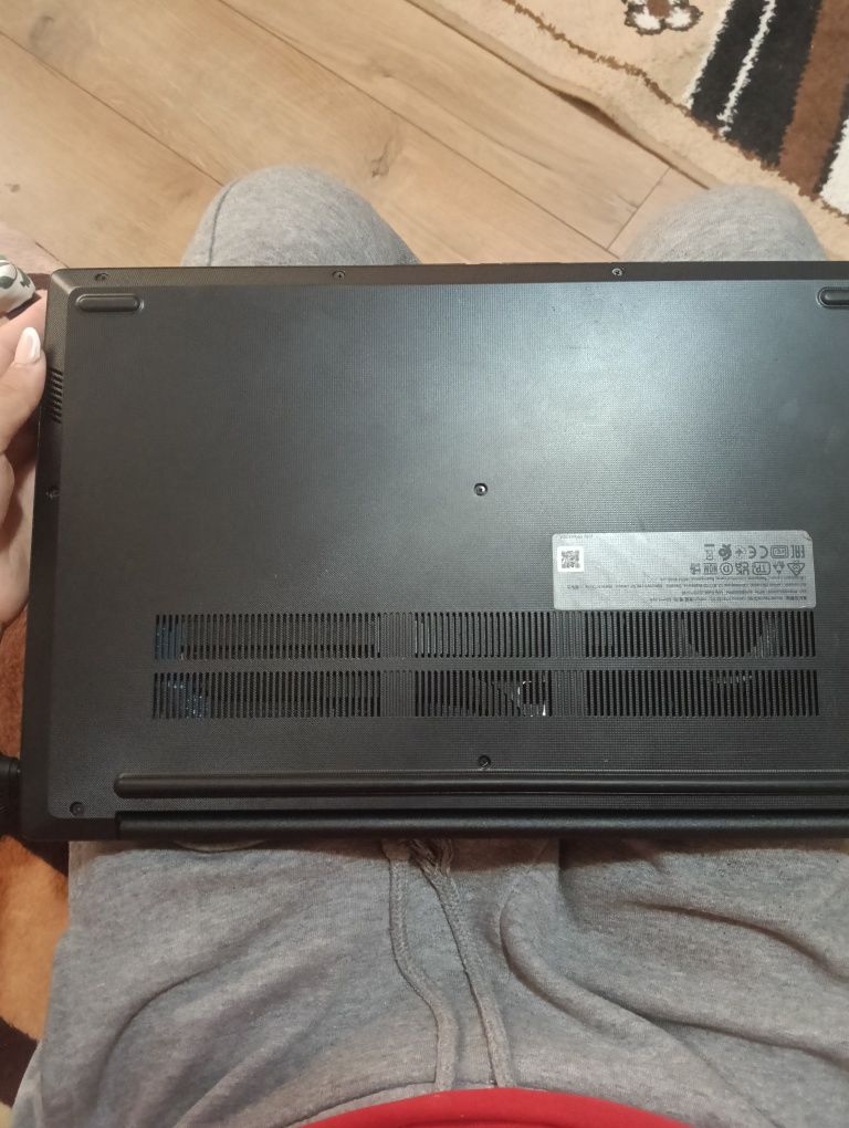 Vând Laptop LENOVO+o gentă pt el