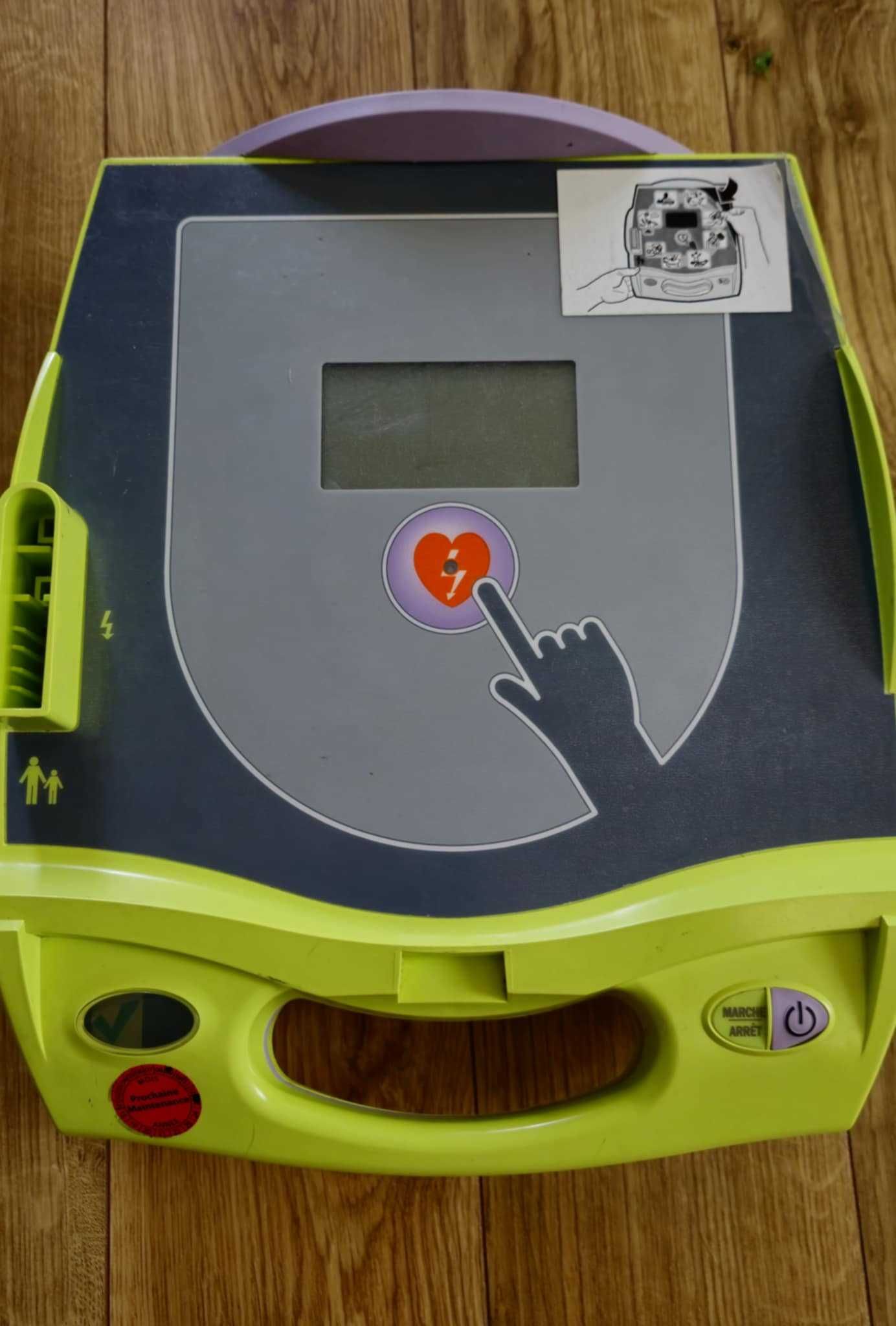 Продавам Zoll AED Plus полуавтоматичен дефибрилатор