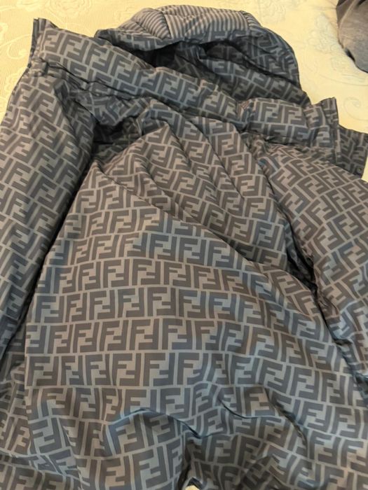 geaca fendi noua.