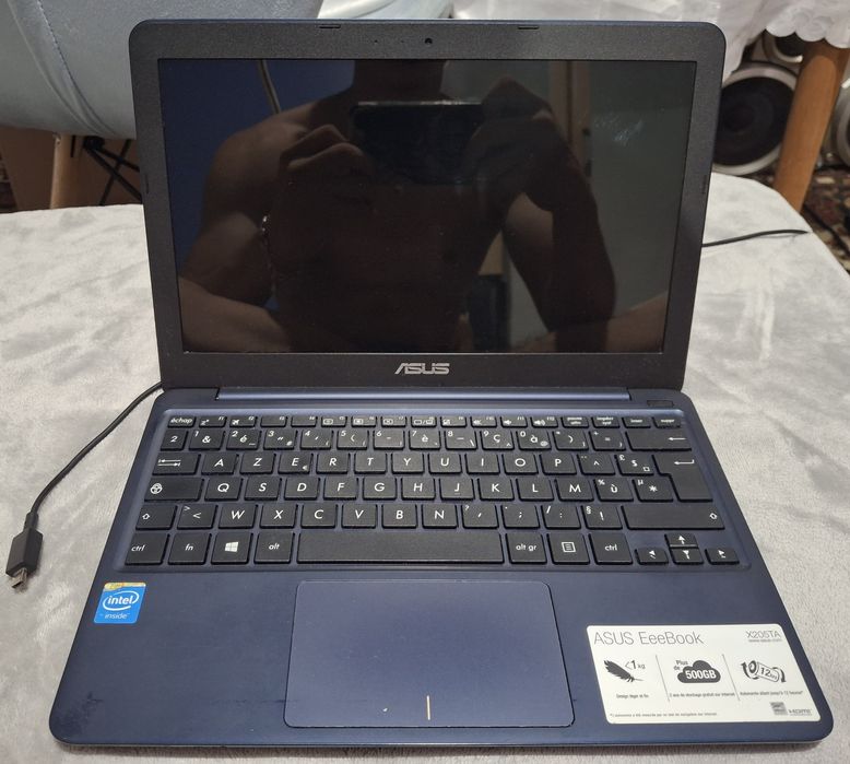 Vând Asus EeeBook X205TA