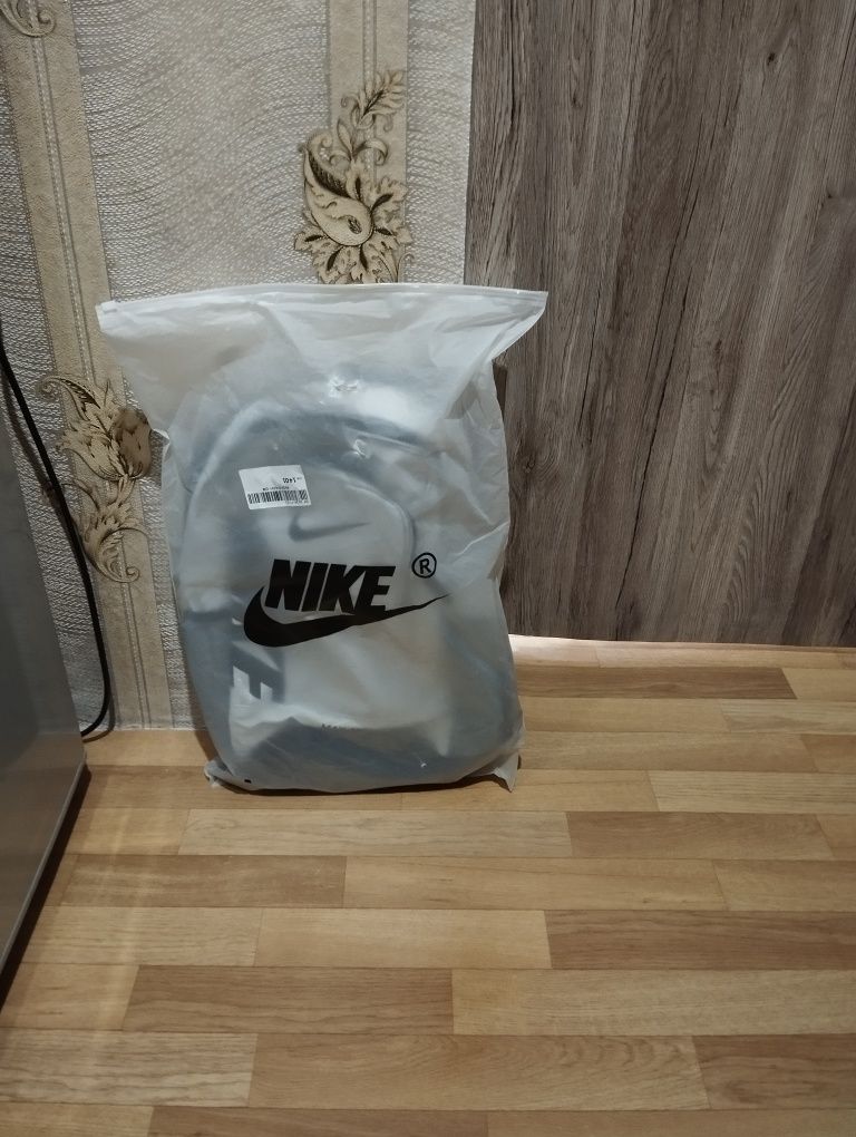 Раница NIKE сив цвят