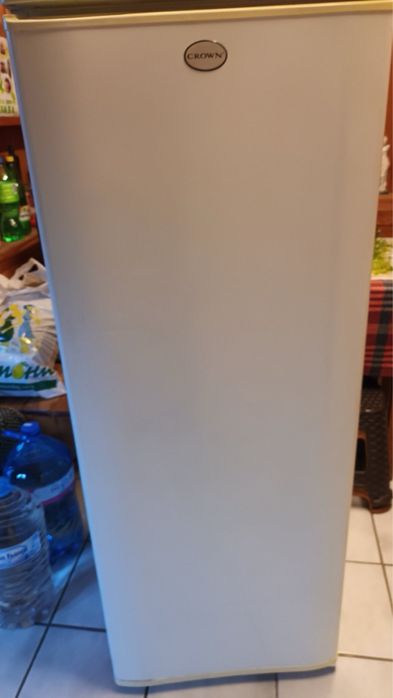 Продавам хладилник Crown