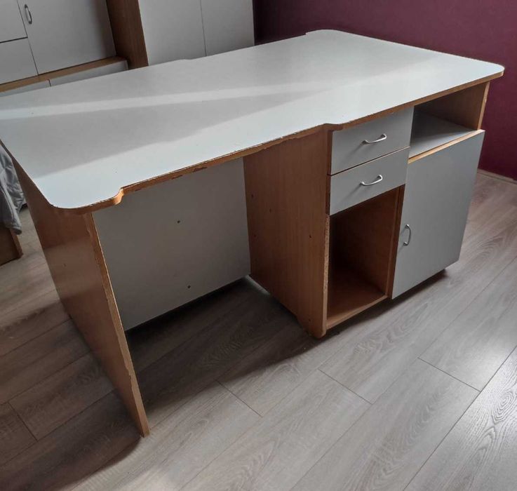 Двулицево бюро / Двулицева работна маса