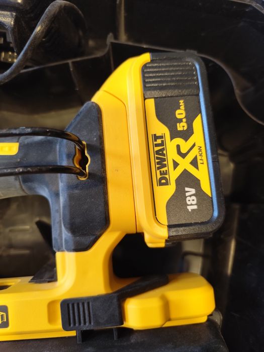Акумулаторен такер DeWALT DCN890P2
