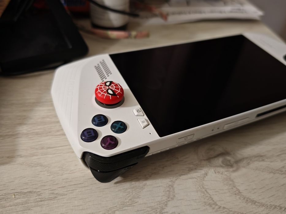 Vând consola Asus Rog Ally Z1 Extreme / schimb cu nintendo switch 2