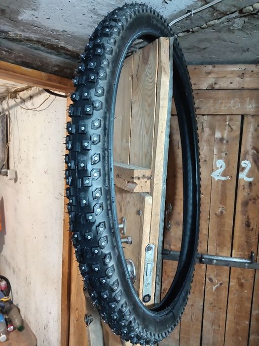 Продам  шипованную покрышку