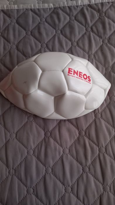 Чисто нова футболна топка