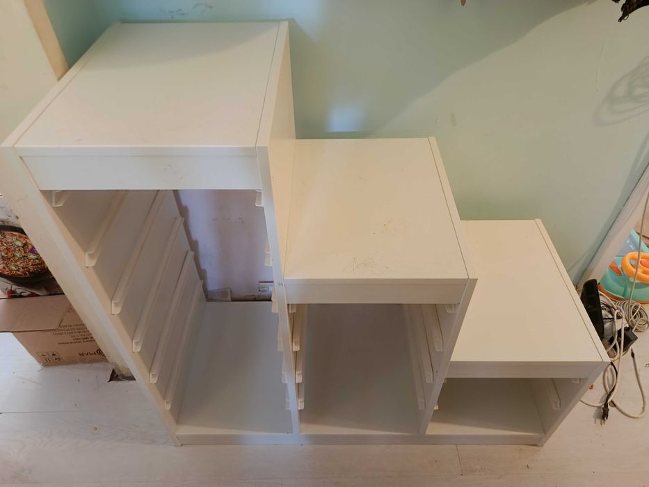 Шкафче от Икеа и етажерка от юск