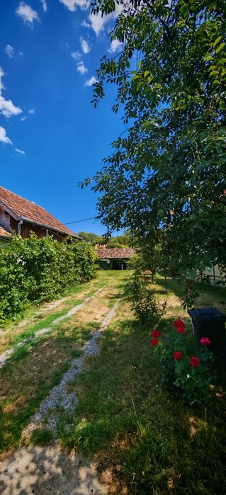 Casă de locuit cu garaj și lemnărie