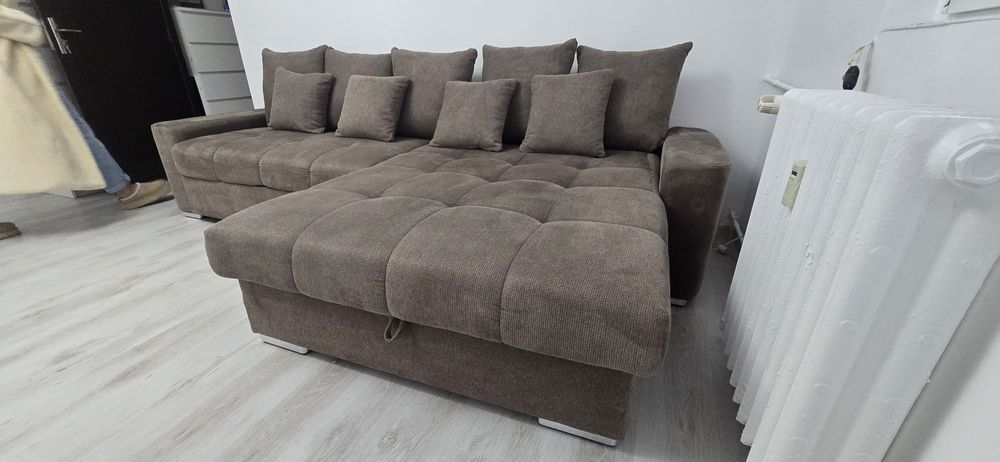 Coltar extensibil impecabil cu spațiu depozitare (perne incluse)