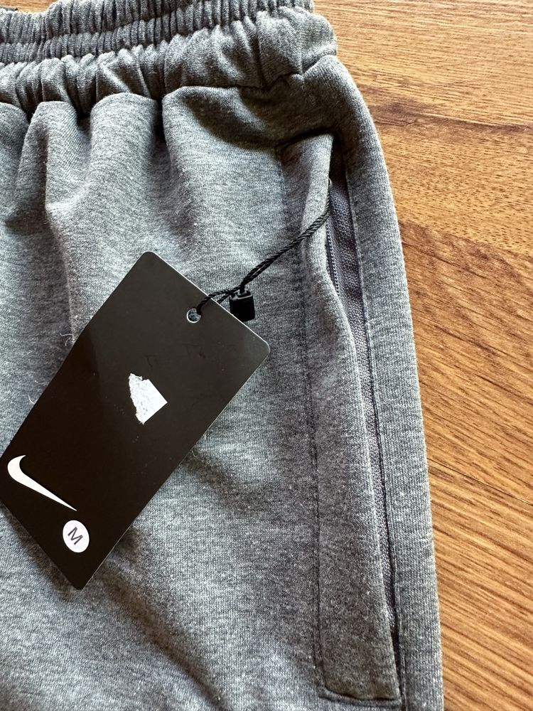 Мъжки,памучни,сиви къси панталонки Nike с бродирано лого и ципове