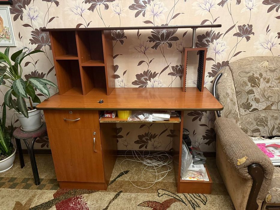 Стол компьютерный