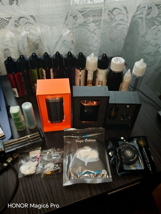 Vând două moduri in stare foarte bună,un atomizor Hera + 3 acumulatori