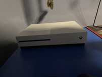 Vand Xbox One S cu 2 manete si 8 jocuri