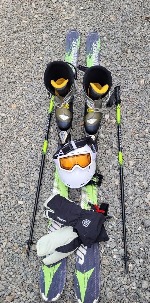 Set ski-uri ,clăpari ,bețe, mănuși,casca adulți..